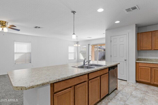 Building Photo - 40925 W Patricia Ln
