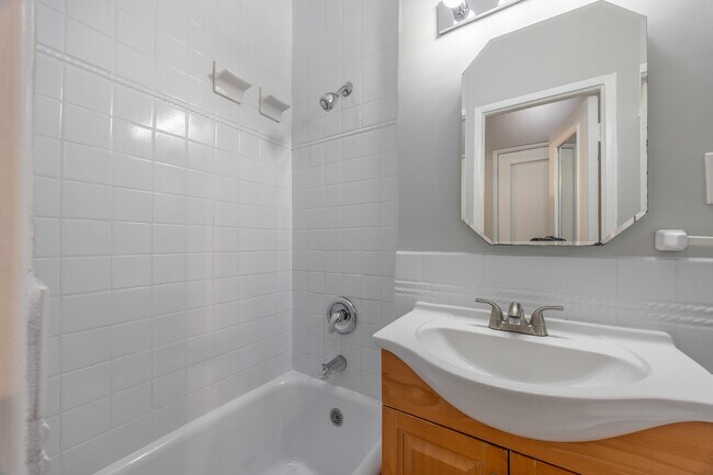 Building Photo - 1140 N La Salle Dr