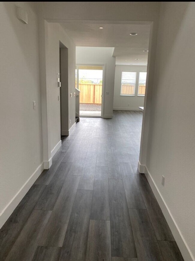 Building Photo - 3 Bed + Bonus Room/2.5 Bath - Solar – Near SSU