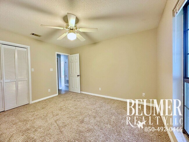 Building Photo - 5027 Shoshone Dr