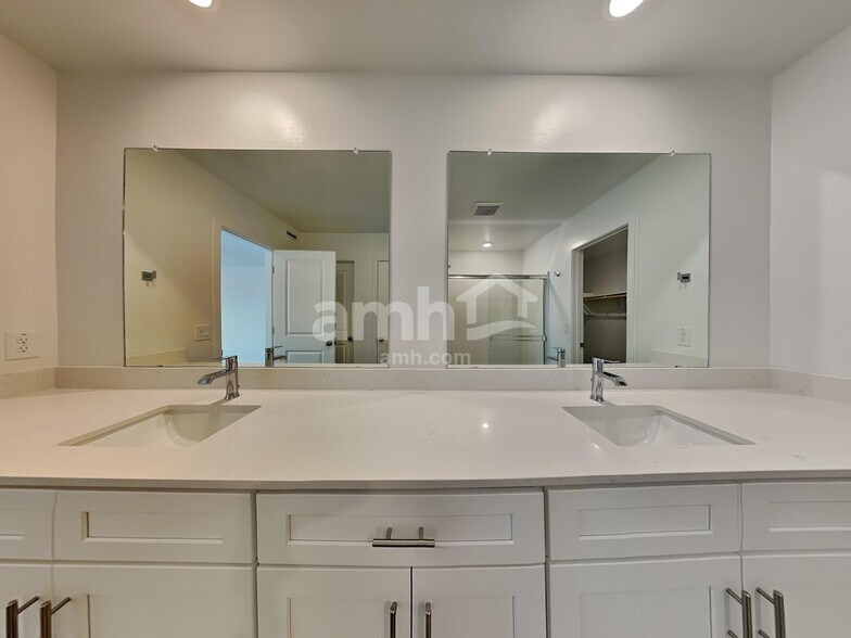 Building Photo - 1539 Aquamarine Dr
