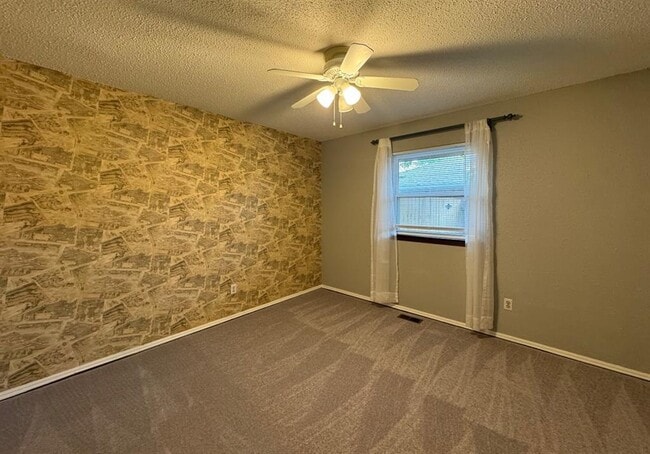 Building Photo - 3604 Jim Robison Dr