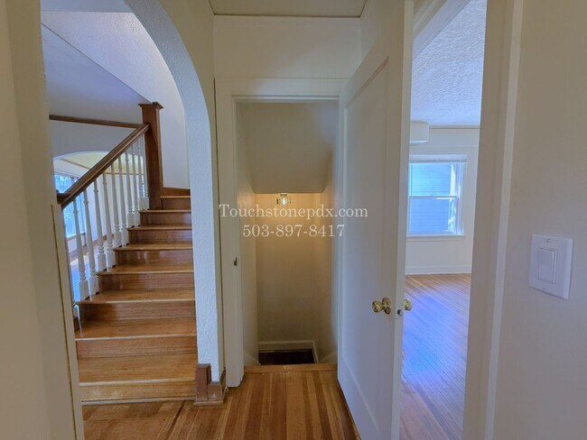 Building Photo - MOVE IN SPECIAL! ONE MONTH FREE! Timeless SE Portland 3 Bed Home w/Backyard, Hardwood Floors, & B...