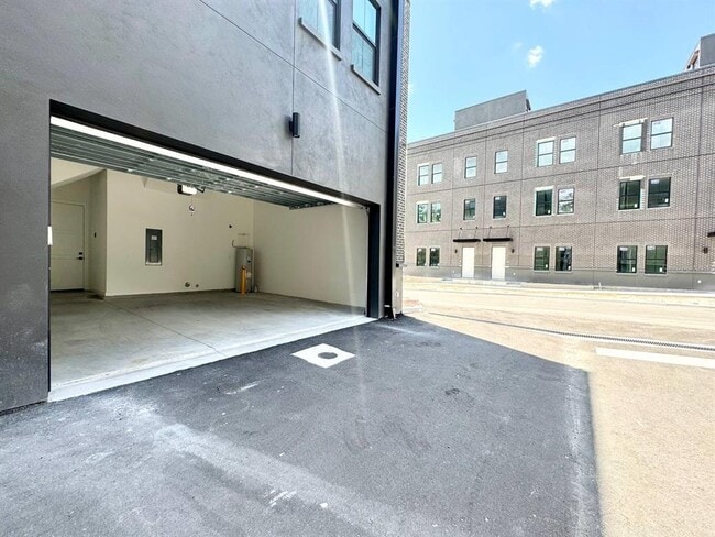 Building Photo - 1302 E Kay St