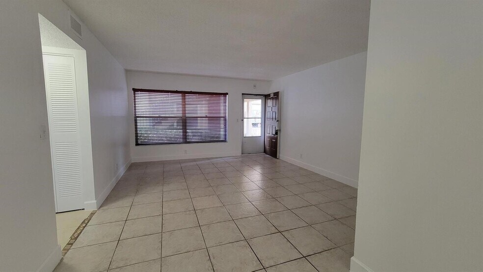 Primary Photo - 3712 N University Dr