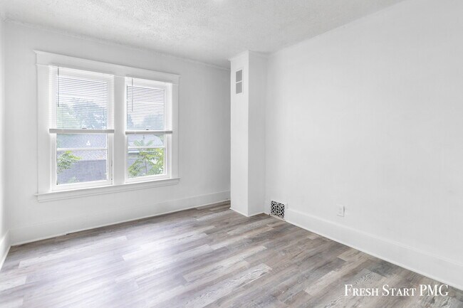 Building Photo - Charming 3-Bedroom Home with Spacious Livi...