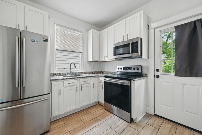 Building Photo - 4 Bedroom Highland Terrace Beauty