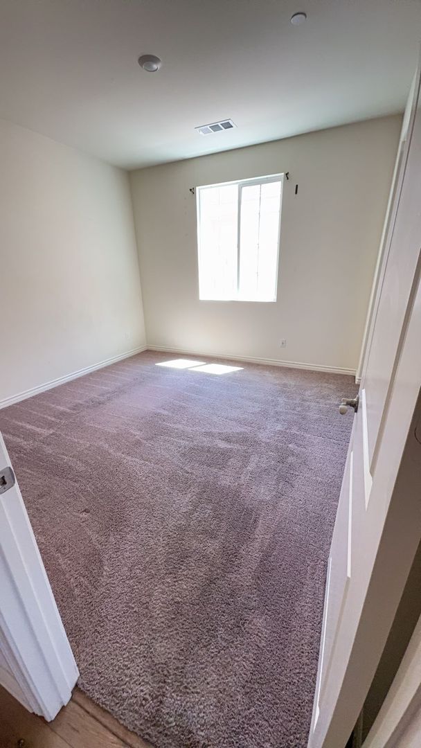 Building Photo - 3 BEDROOM VICTORVILLE HOME