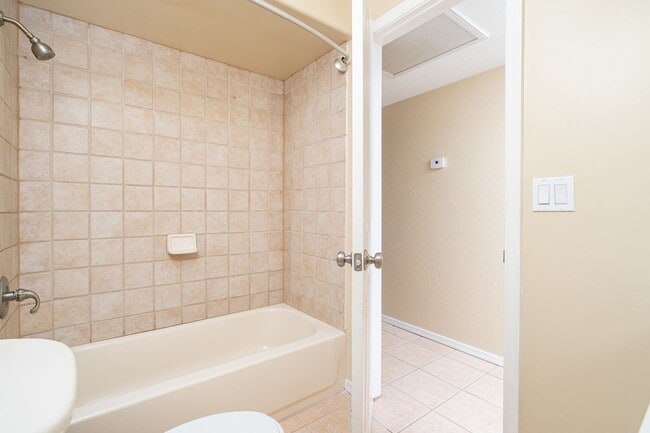 Building Photo - 3 bedroom Home with Pool and Spa