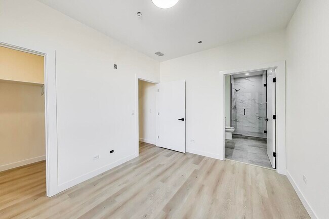 Building Photo - 1950 W Lawrence Ave