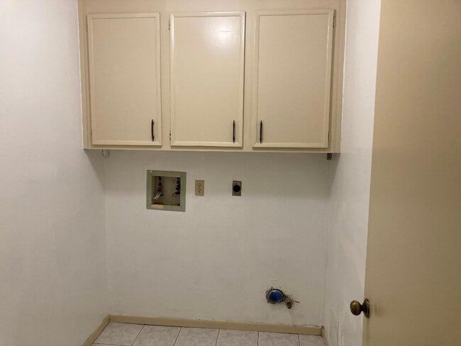 Building Photo - 2906 Green Fields Dr