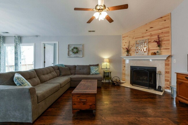 Building Photo - Welcome to your future home in Branson, MO!