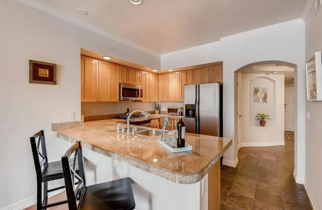 Building Photo - Bright & Spacious Condo Just One Block fro...