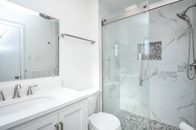 Building Photo - 2515 Valleyfield Dr