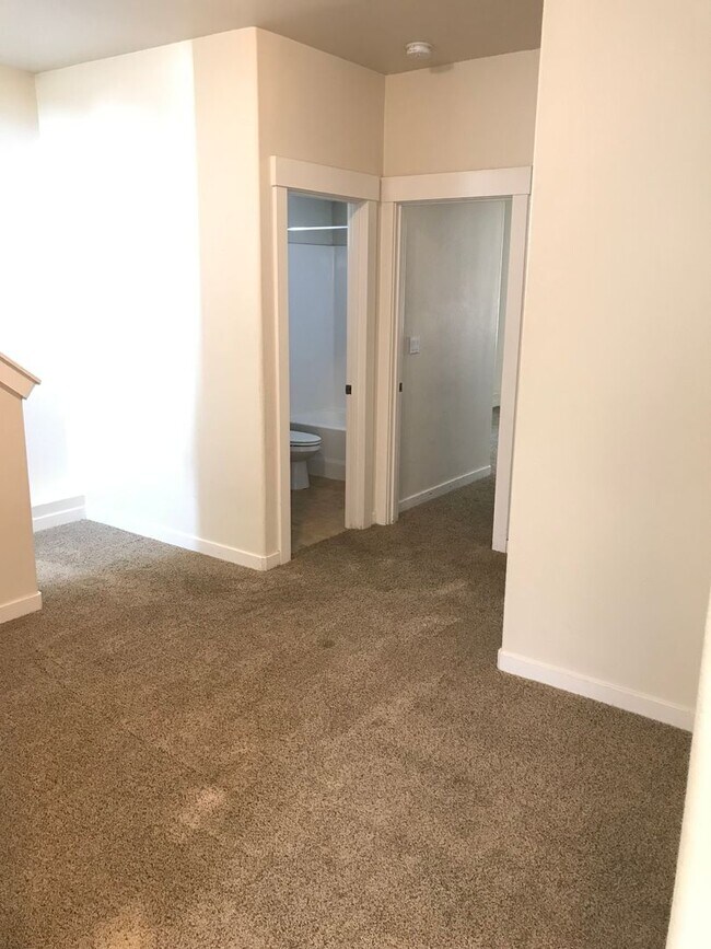 Building Photo - Hard to find 4 Bed, 3 Full Bath Home