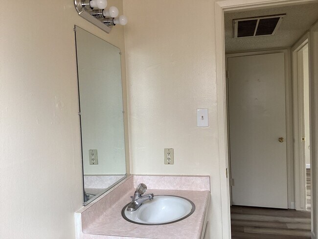 Building Photo - 1414 W Vassar Ave