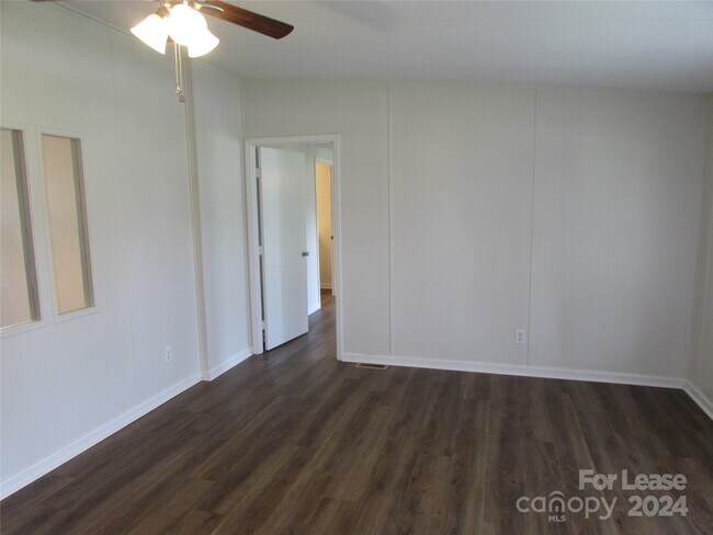Building Photo - 248 Springway Ln