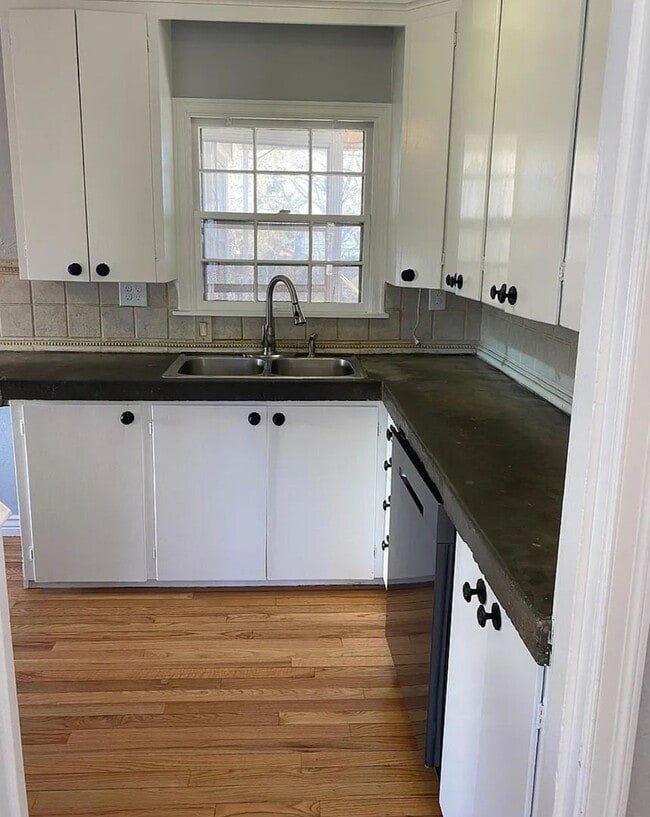 Building Photo - Well Maintained 4 Bedroom Home with Beautiful Yard, Kennewick, WA $2,150/month