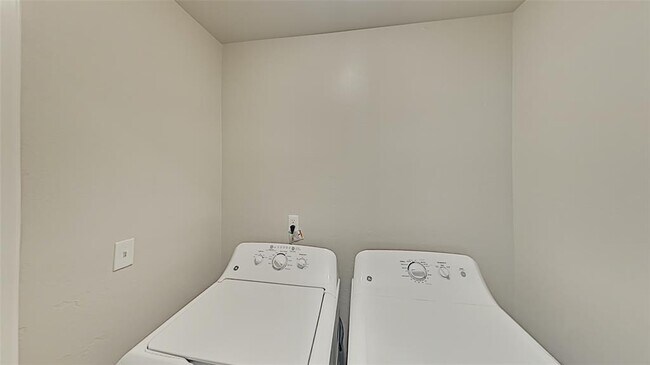 Building Photo - 11200 Burnham Ave