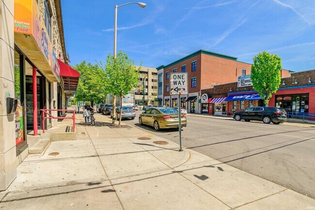 Building Photo - 213 N Walnut St