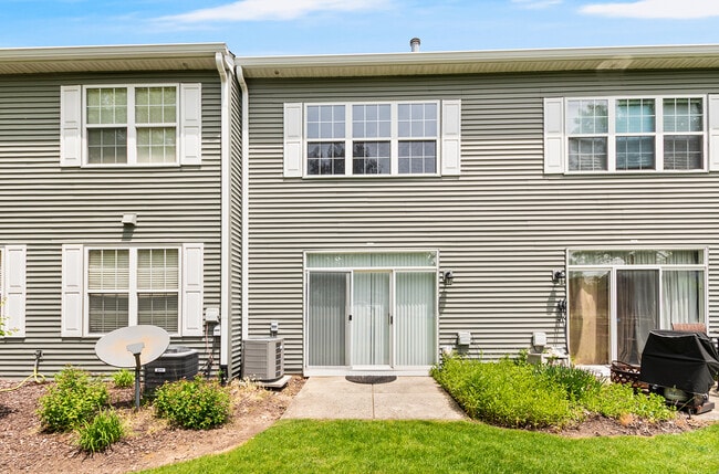 Building Photo - 913 Genesee Dr