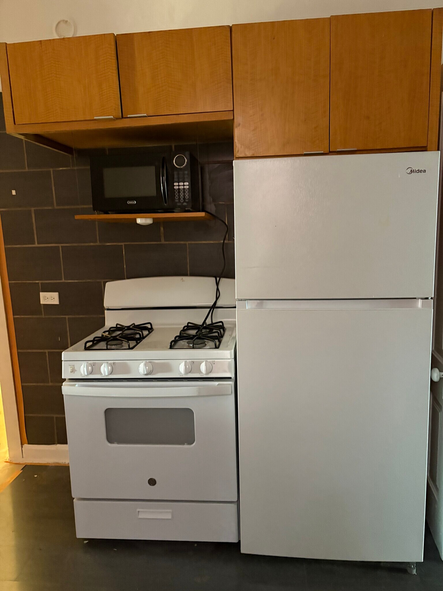 Kitchen - 1435 W Melrose St