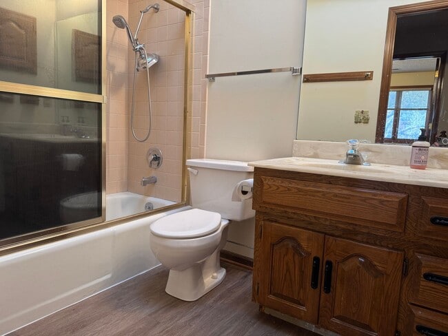 Building Photo - Spacious Harvey Oaks 4-bedroom home with classic charm and modern updates