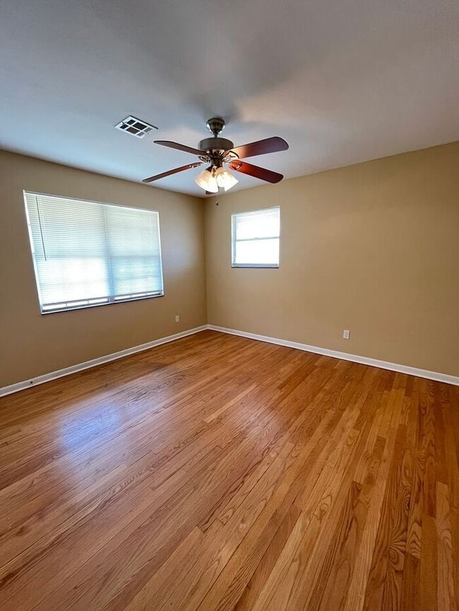 Building Photo - Large 2 Bed 1.5 Bath 1 Covered Carport in the Morris Will Roger Park Addn