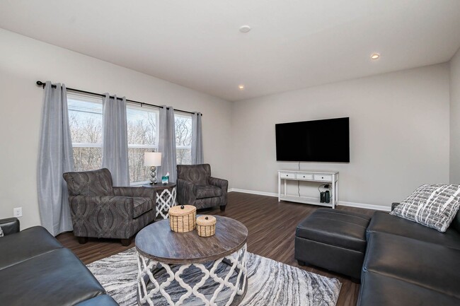 Building Photo - Brand new and fully furnished corporate ex...