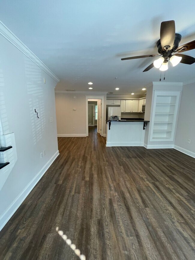 Building Photo - Three Bedroom Townhouse Available!