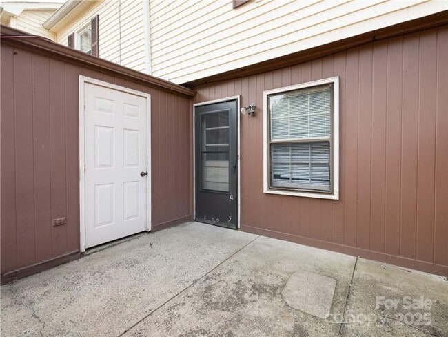 Building Photo - 2 Bedroom Townhome available for rent in Charlotte NC