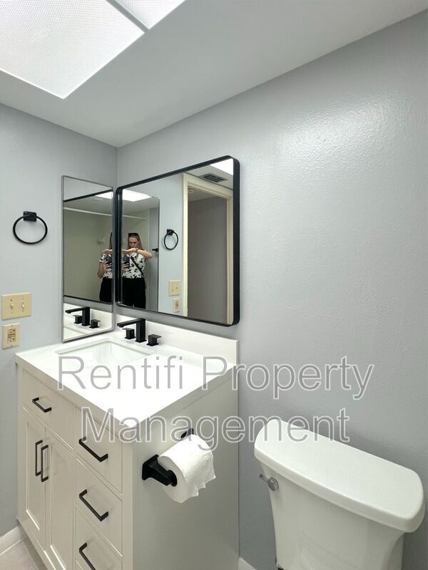 Building Photo - 15051 Parkside Dr