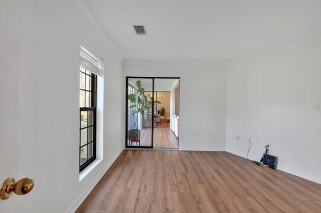 Building Photo - 25109 Plantation Dr NE