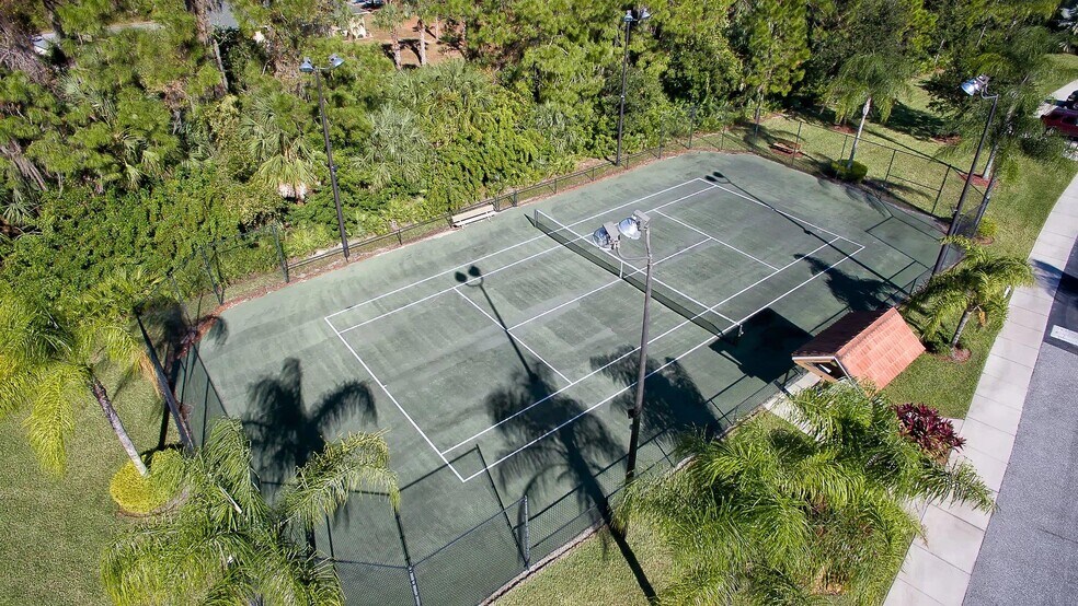 Building Photo - 3695 Island Club Dr