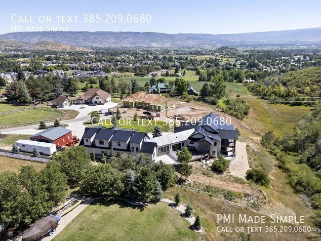 Building Photo - GORGEOUS Luxury Home in Scenic Midway - Qu...