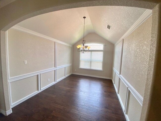 Building Photo - AVAILABLE NOW!