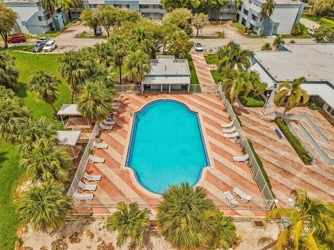 Building Photo - 9367 Fontainebleau Blvd