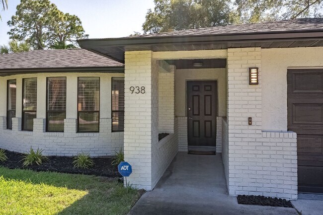 Building Photo - Beautiful pool home in Lockmar Estates