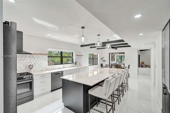 Building Photo - 9901 SW 79th Ave