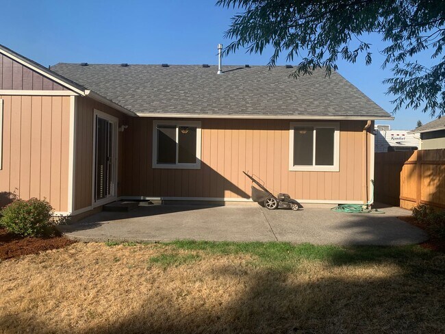 Building Photo - ***Newly Renovated Spacious and Bright 3 Bedroom Ranch Style House in North Image. All New Paint ...