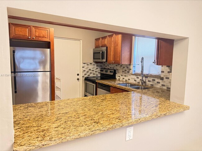 Building Photo - 2316 S Cypress Bend Dr