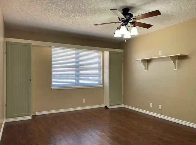 Building Photo - Beautiful 3 bedroom 2 bath home close to S...