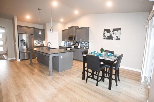 Building Photo - Low-Maintenance Living with Modern Comfort