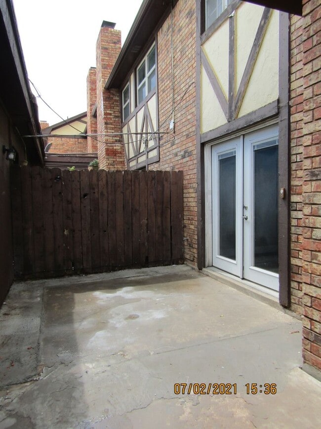 Building Photo - MACARTHUR AREA!! PETS NEGOTIABLE WITH OWNE...
