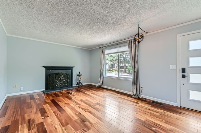 Building Photo - 4 Bedroom 2 Bath House In Louisville! Avai...