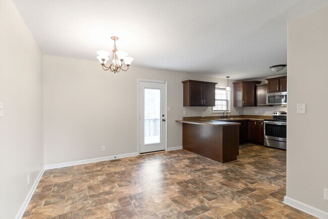 Building Photo - Large home in Hazelwood Area