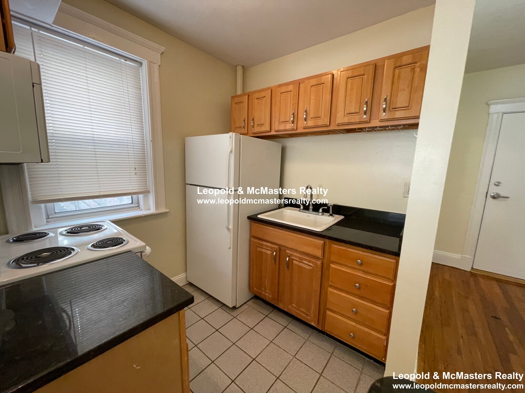 Building Photo - 131 Park Dr