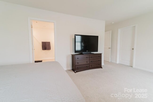Building Photo - 2226 Redstone Dr