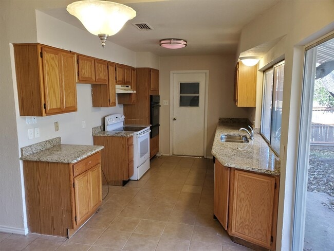 Building Photo - 1813 Cottonwood St