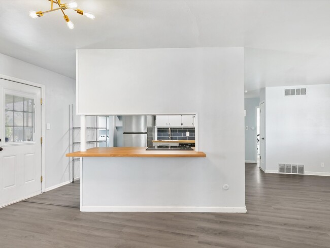 Building Photo - 1708 Probasco Way